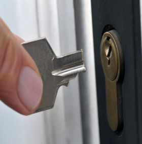 Schlüsseldienst Schlüssel im Schloss abgebrochen (14) Ist Ihr Scghlüssel abgebrochen im Schloss,helfen wir Ihnen jederzeit in Mittenwalde